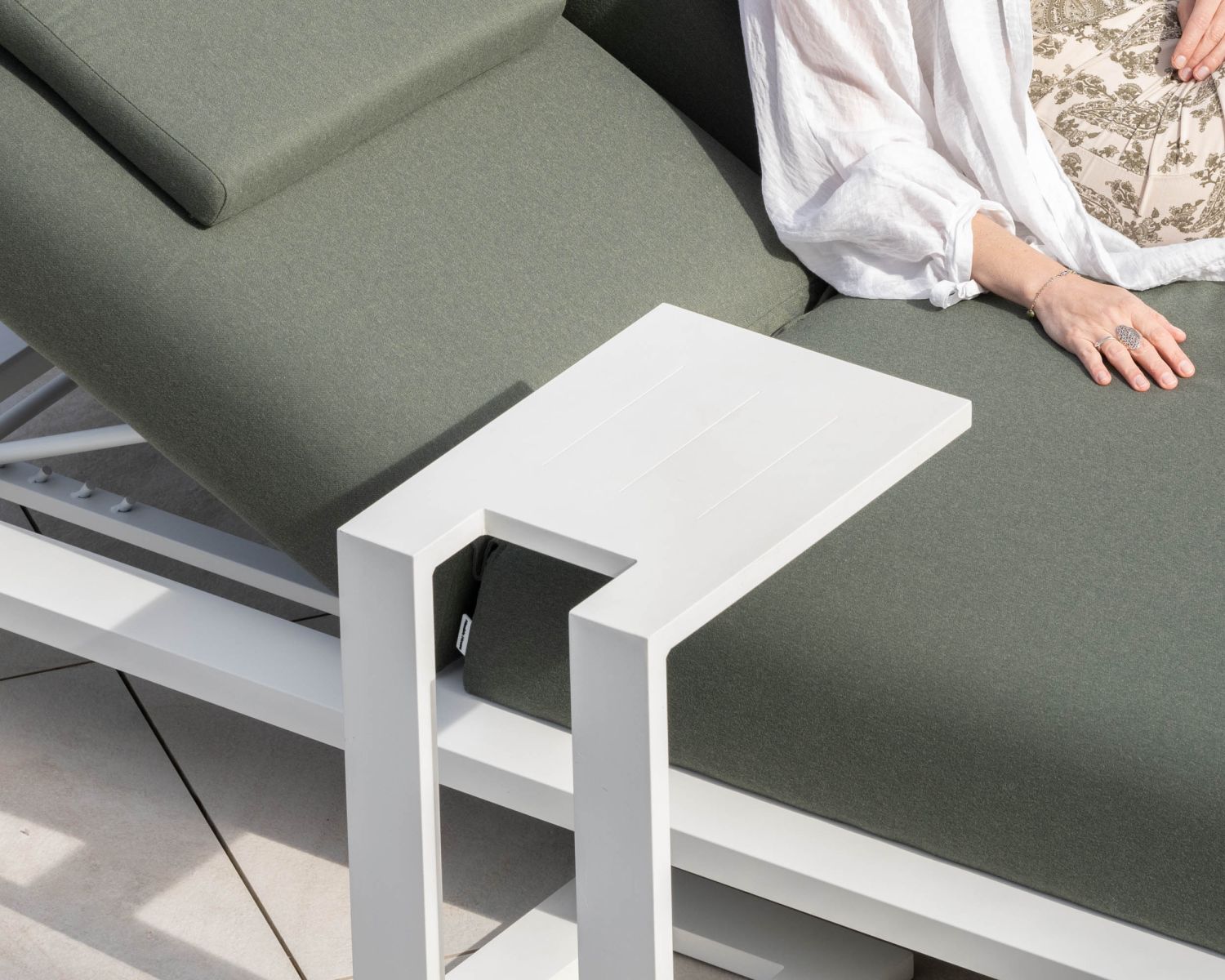 Bain de soleil haut de gamme 2 places "Nusa Pedina" en tissu kaki et aluminium blanc