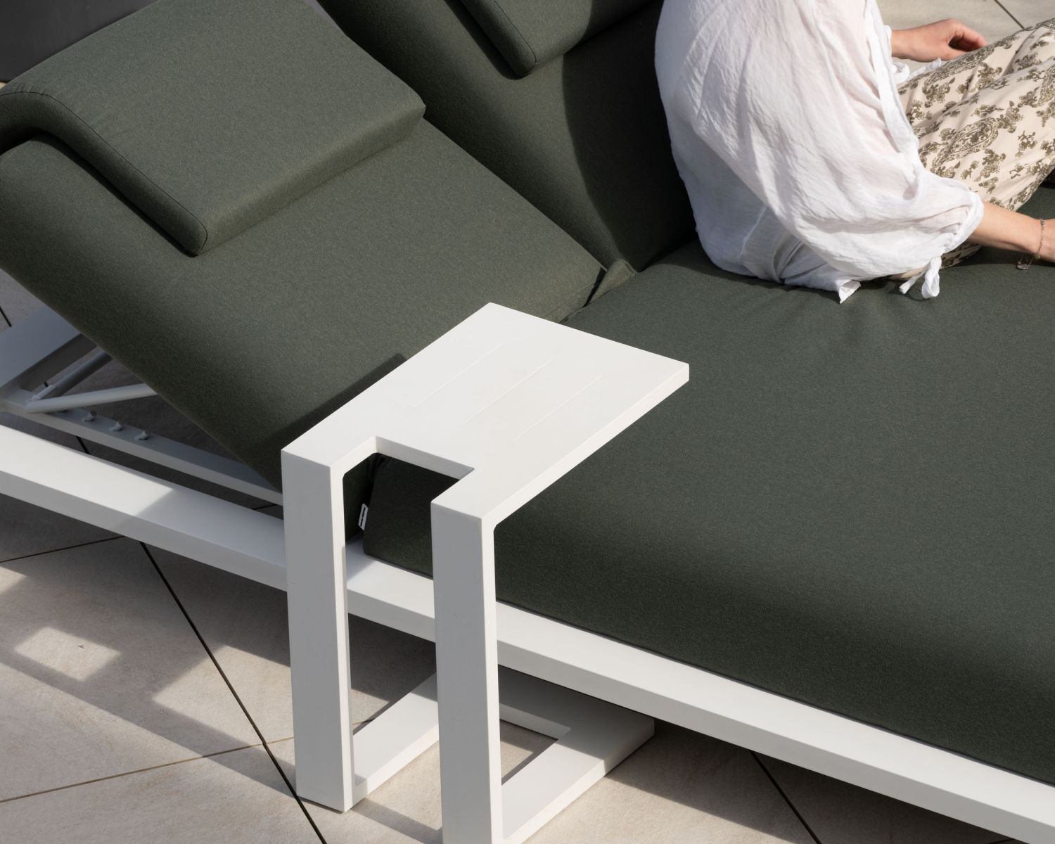 Bain de soleil haut de gamme 2 places "Nusa Pedina" en tissu kaki et aluminium blanc
