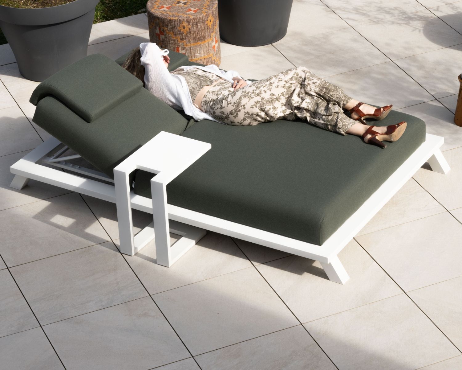 Bain de soleil haut de gamme 2 places "Nusa Pedina" en tissu kaki et aluminium blanc