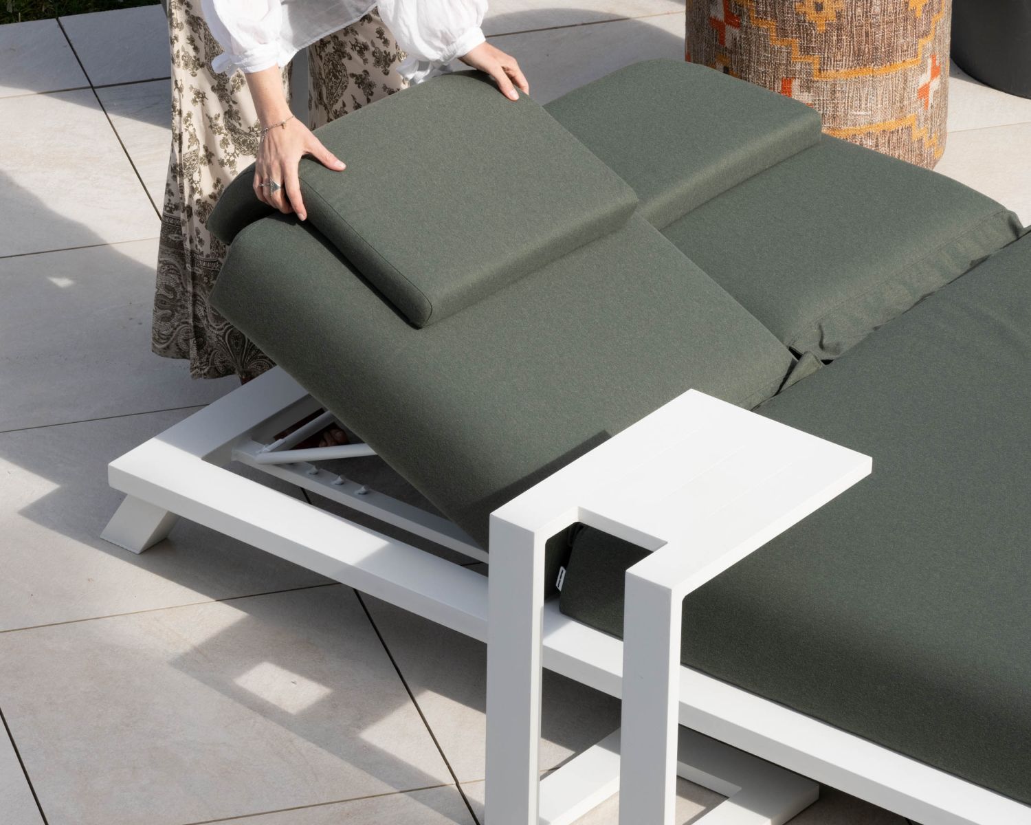 Bain de soleil haut de gamme 2 places "Nusa Pedina" en tissu kaki et aluminium blanc