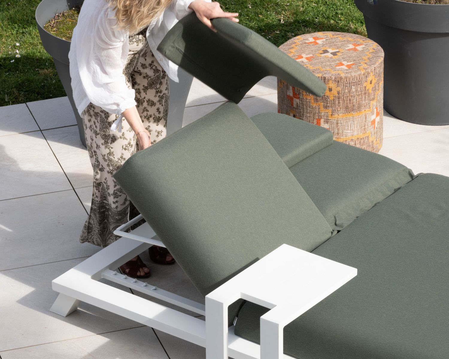 Bain de soleil haut de gamme 2 places "Nusa Pedina" en tissu kaki et aluminium blanc