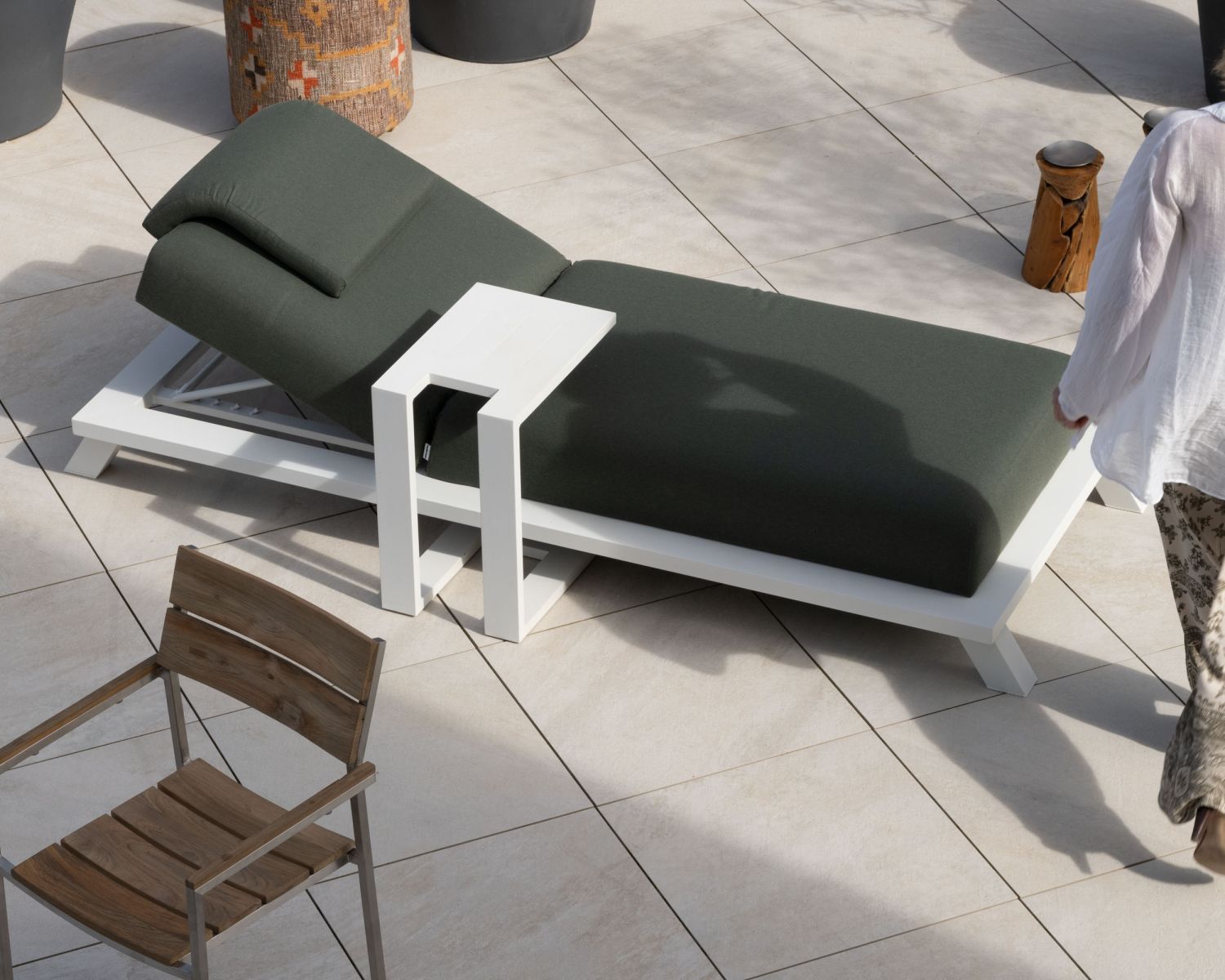 Chaise longue ultra confort en tissu vert kaki et structure aluminium blanche "Nusa Pedina"