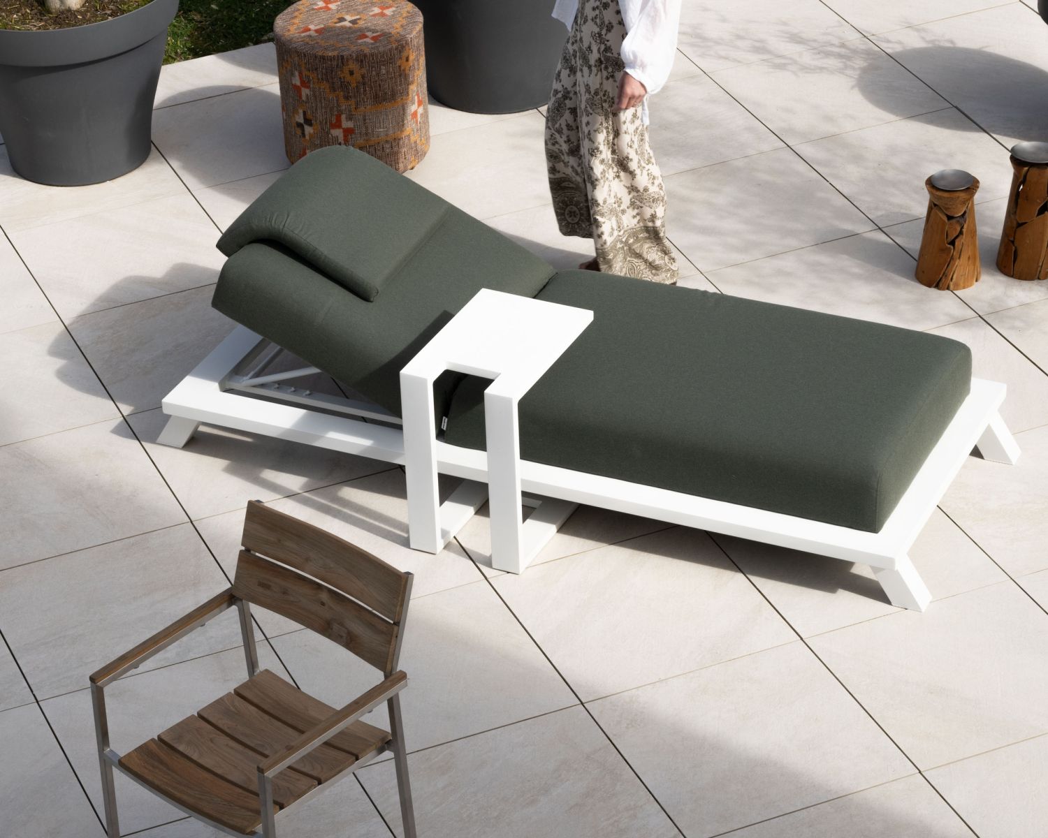 Chaise longue ultra confort en tissu vert kaki et structure aluminium blanche "Nusa Pedina"