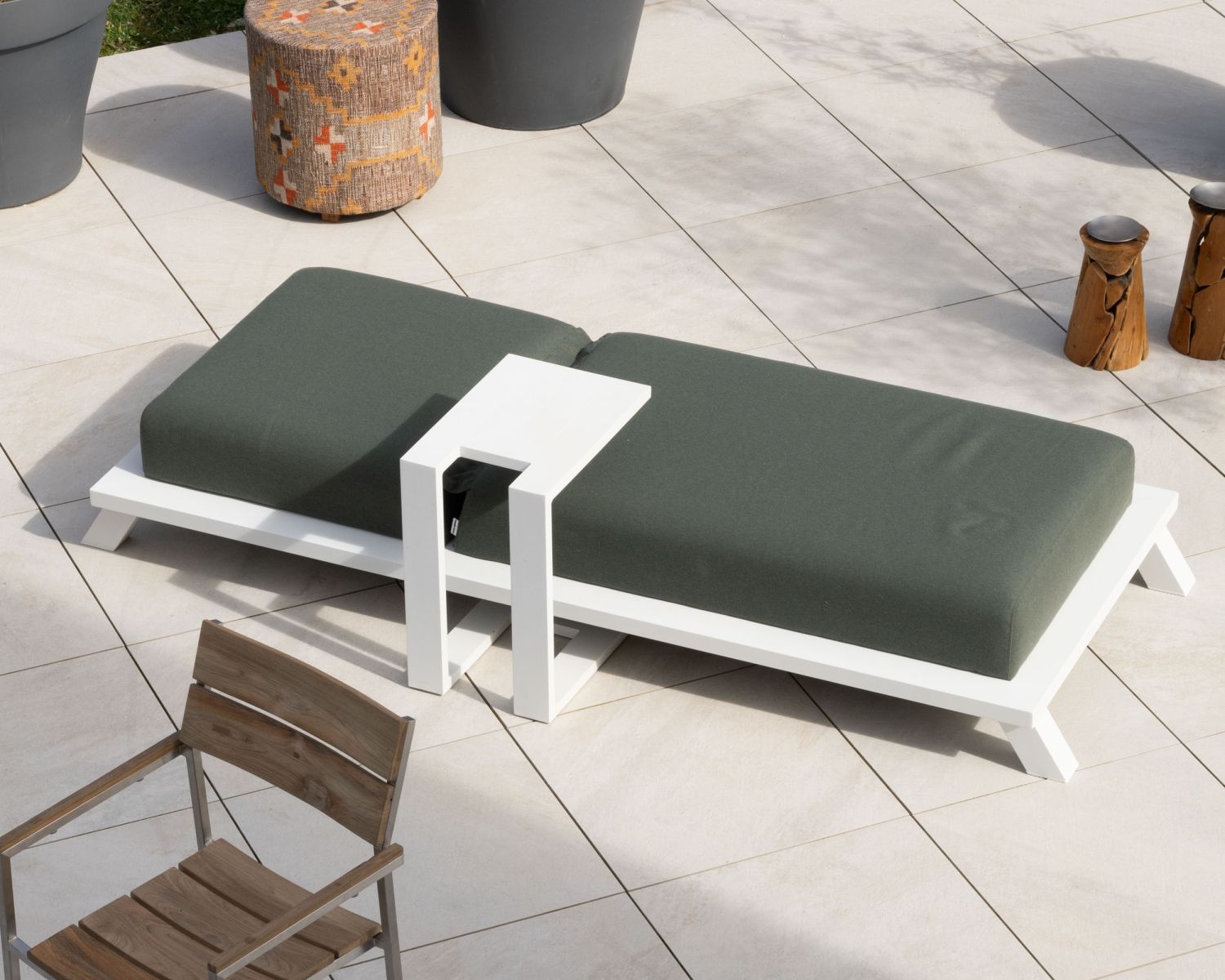 Chaise longue ultra confort en tissu vert kaki et structure aluminium blanche "Nusa Pedina"