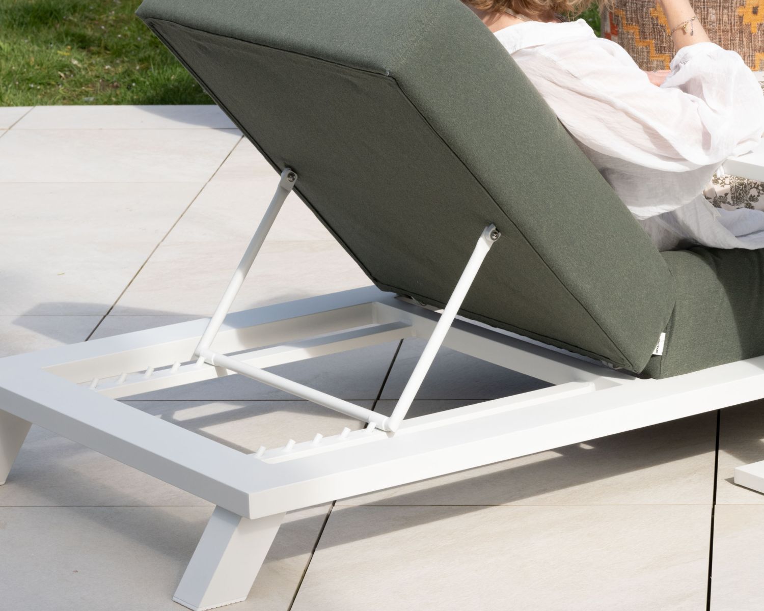 Chaise longue ultra confort en tissu vert kaki et structure aluminium blanche "Nusa Pedina"