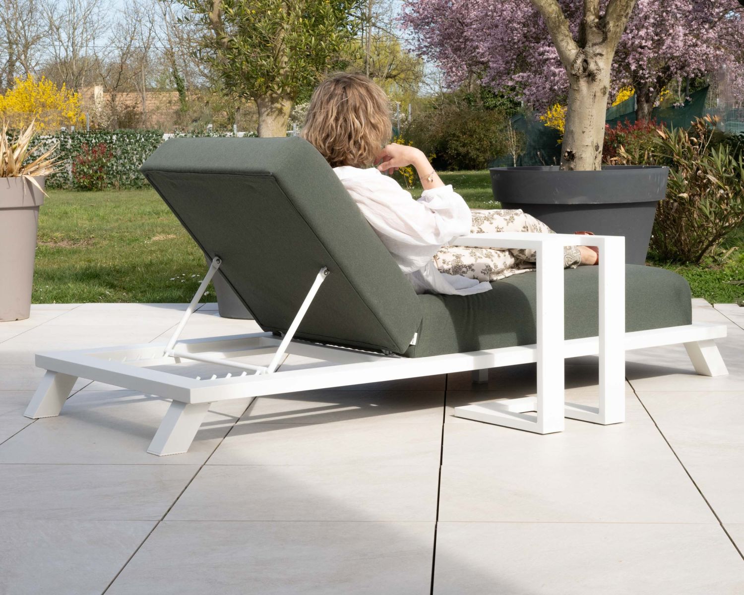 Chaise longue ultra confort en tissu vert kaki et structure aluminium blanche "Nusa Pedina"