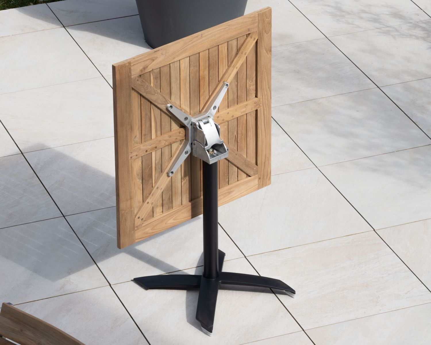 Table bistrot 80x80 cm en teck et pied central aluminium "Ozone" plateau rabattable