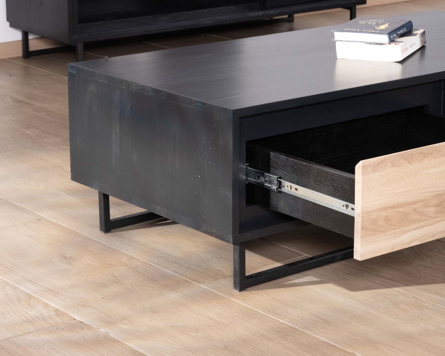 Table de salon en bois massif noir et blanchi "Trace"