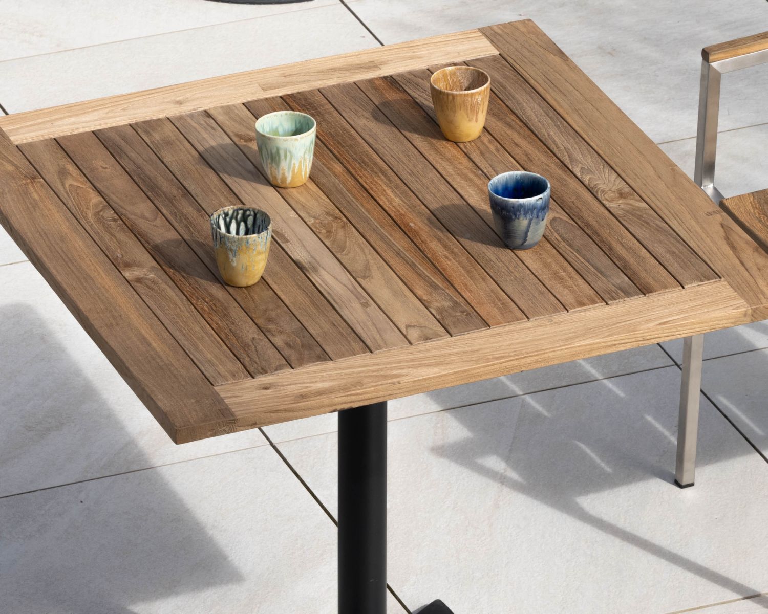 Table bistrot 80x80 cm en teck et pied central aluminium "Ozone" plateau rabattable