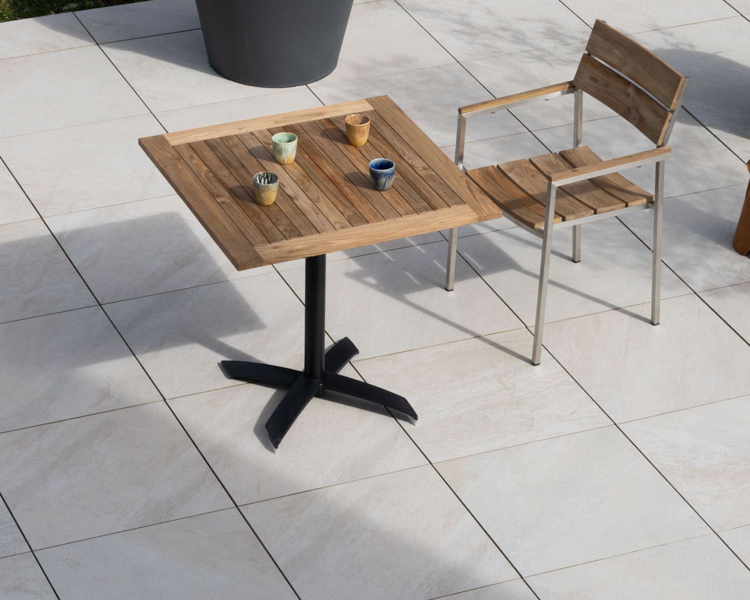 Table bistrot 80x80 cm en teck et pied central aluminium "Ozone" plateau rabattable