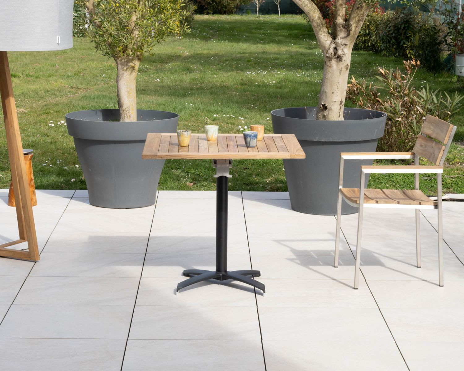 Table bistrot 80x80 cm en teck et pied central aluminium "Ozone" plateau rabattable