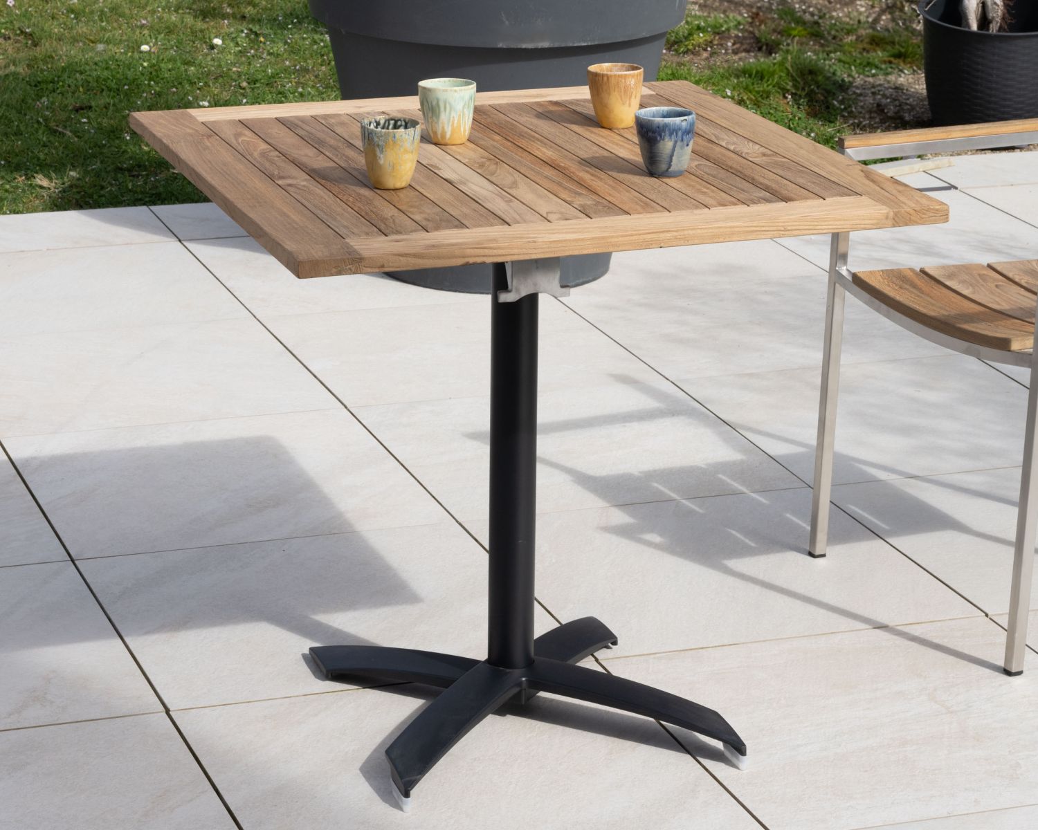 Table bistrot 80x80 cm en teck et pied central aluminium "Ozone" plateau rabattable