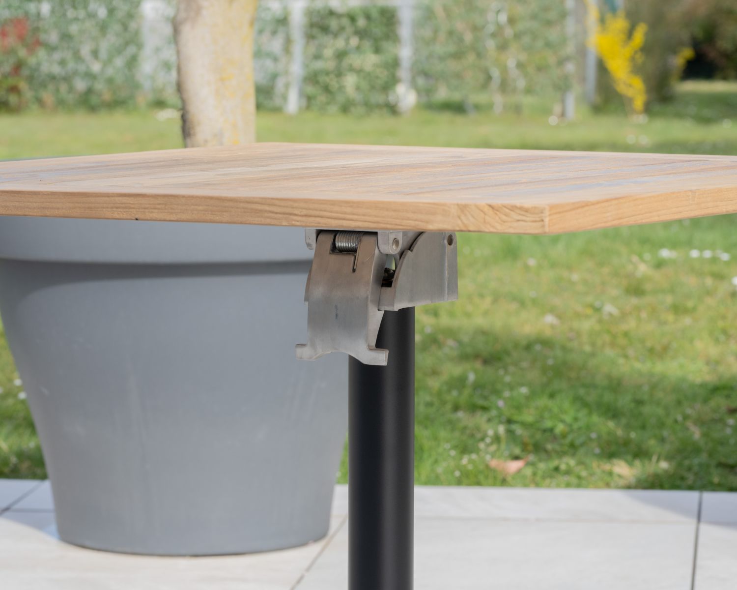 Table bistrot 80x80 cm en teck et pied central aluminium "Ozone" plateau rabattable