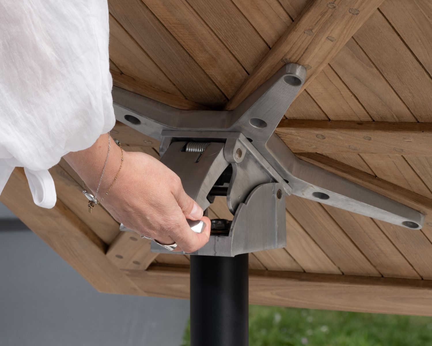 Table bistrot 80x80 cm en teck et pied central aluminium "Ozone" plateau rabattable