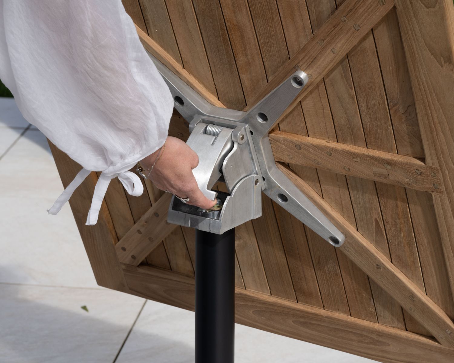 Table bistrot 80x80 cm en teck et pied central aluminium "Ozone" plateau rabattable