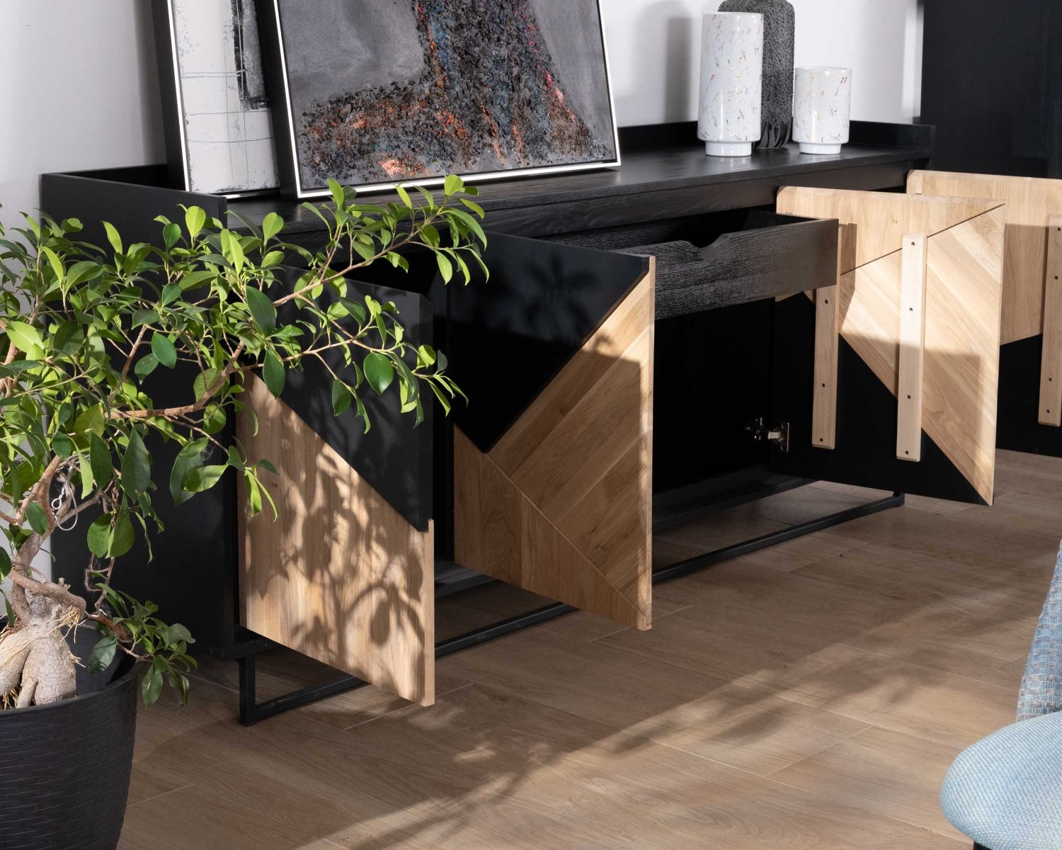 Bahut 4 portes en bois massif blanchi et noir "Trace"