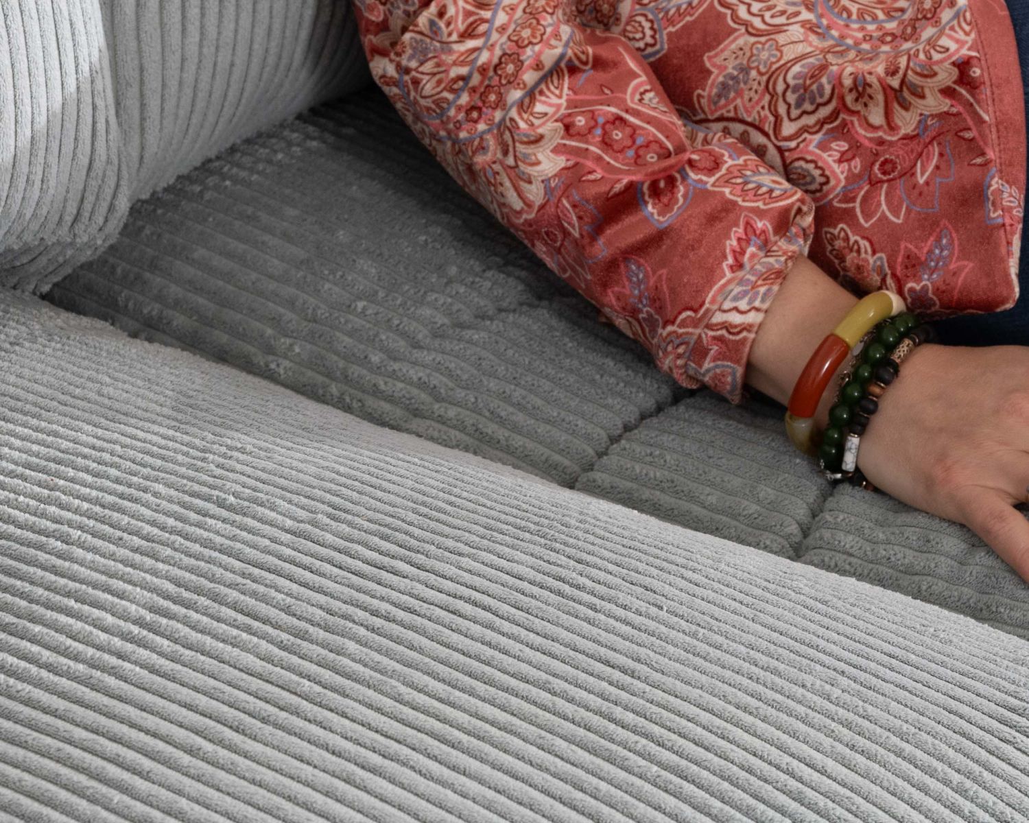 Grand canapé moelleux avec pouf modulaire "Tuléar" en velours côtelé bleu grisé