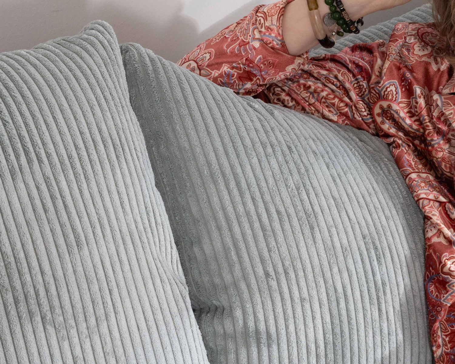 Grand canapé moelleux avec pouf modulaire "Tuléar" en velours côtelé bleu grisé
