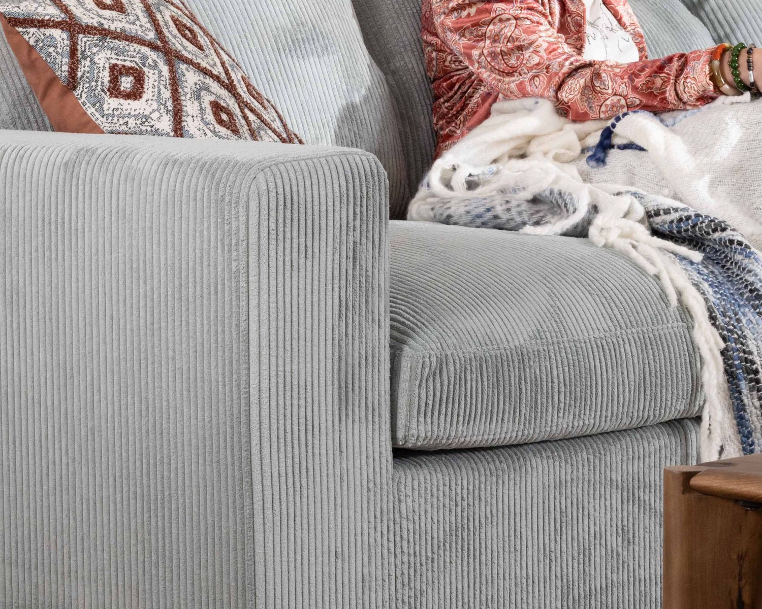Grand canapé moelleux avec pouf modulaire "Tuléar" en velours côtelé bleu grisé