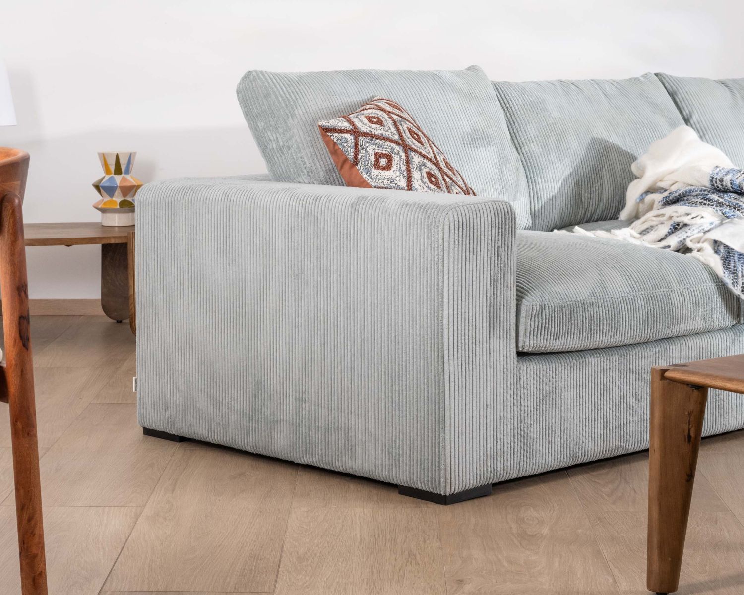 Grand canapé moelleux avec pouf modulaire "Tuléar" en velours côtelé bleu grisé