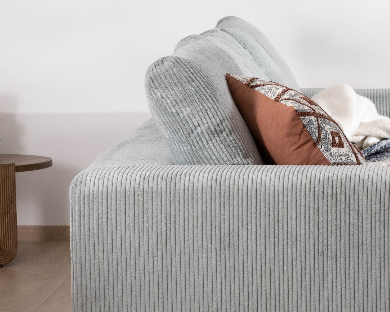 Grand canapé moelleux avec pouf modulaire "Tuléar" en velours côtelé bleu grisé