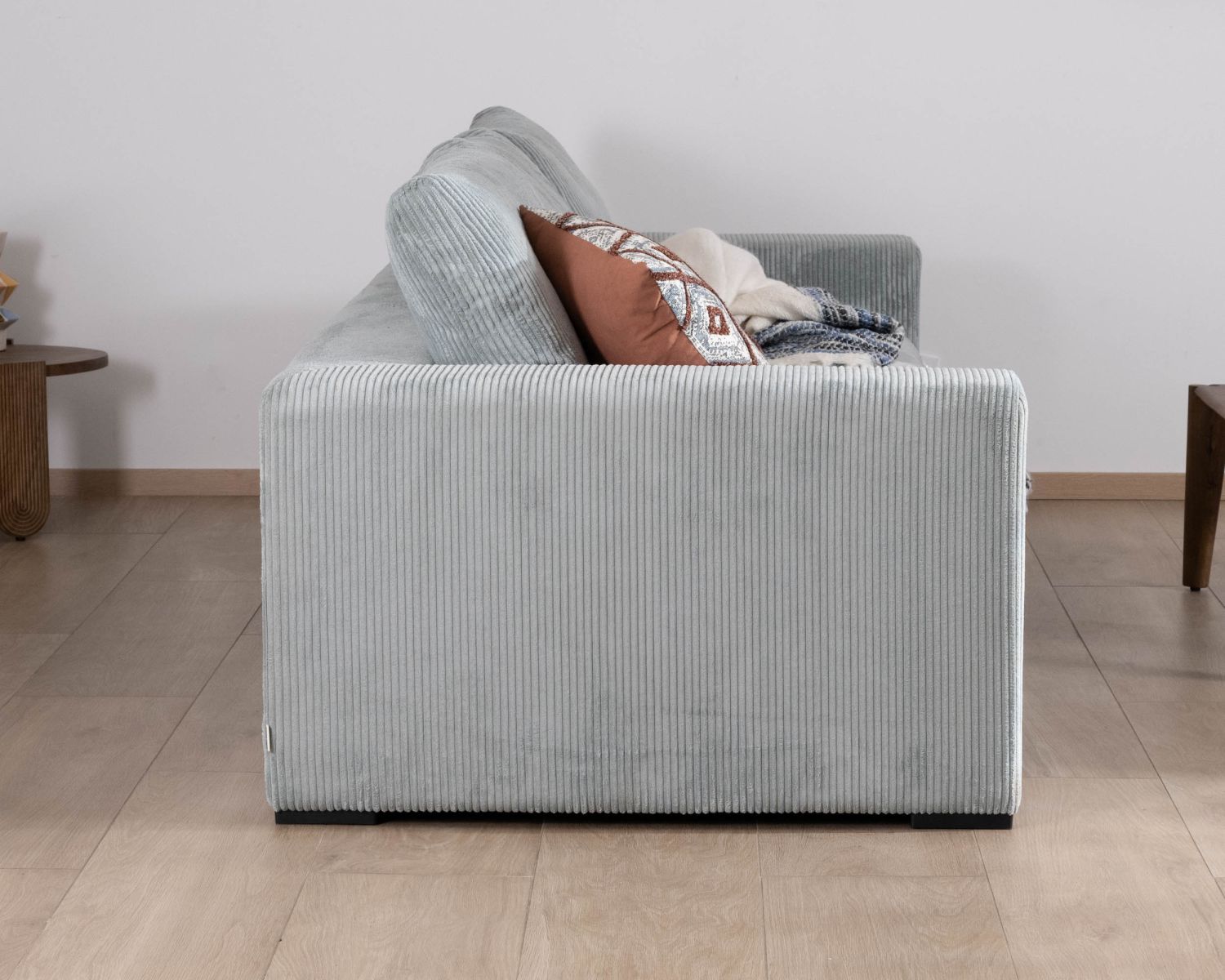 Grand canapé moelleux avec pouf modulaire "Tuléar" en velours côtelé bleu grisé