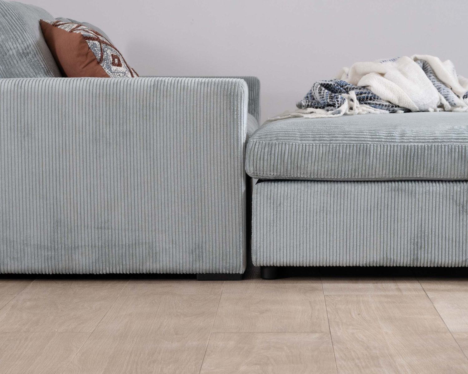Grand canapé moelleux avec pouf modulaire "Tuléar" en velours côtelé bleu grisé