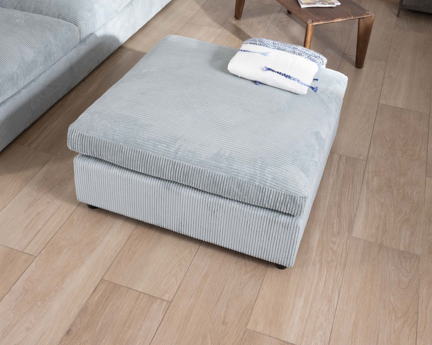 Grand canapé moelleux avec pouf modulaire "Tuléar" en velours côtelé bleu grisé