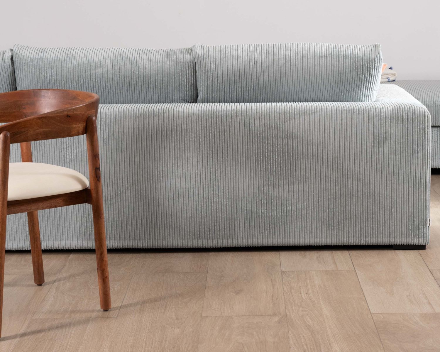 Grand canapé moelleux avec pouf modulaire "Tuléar" en velours côtelé bleu grisé