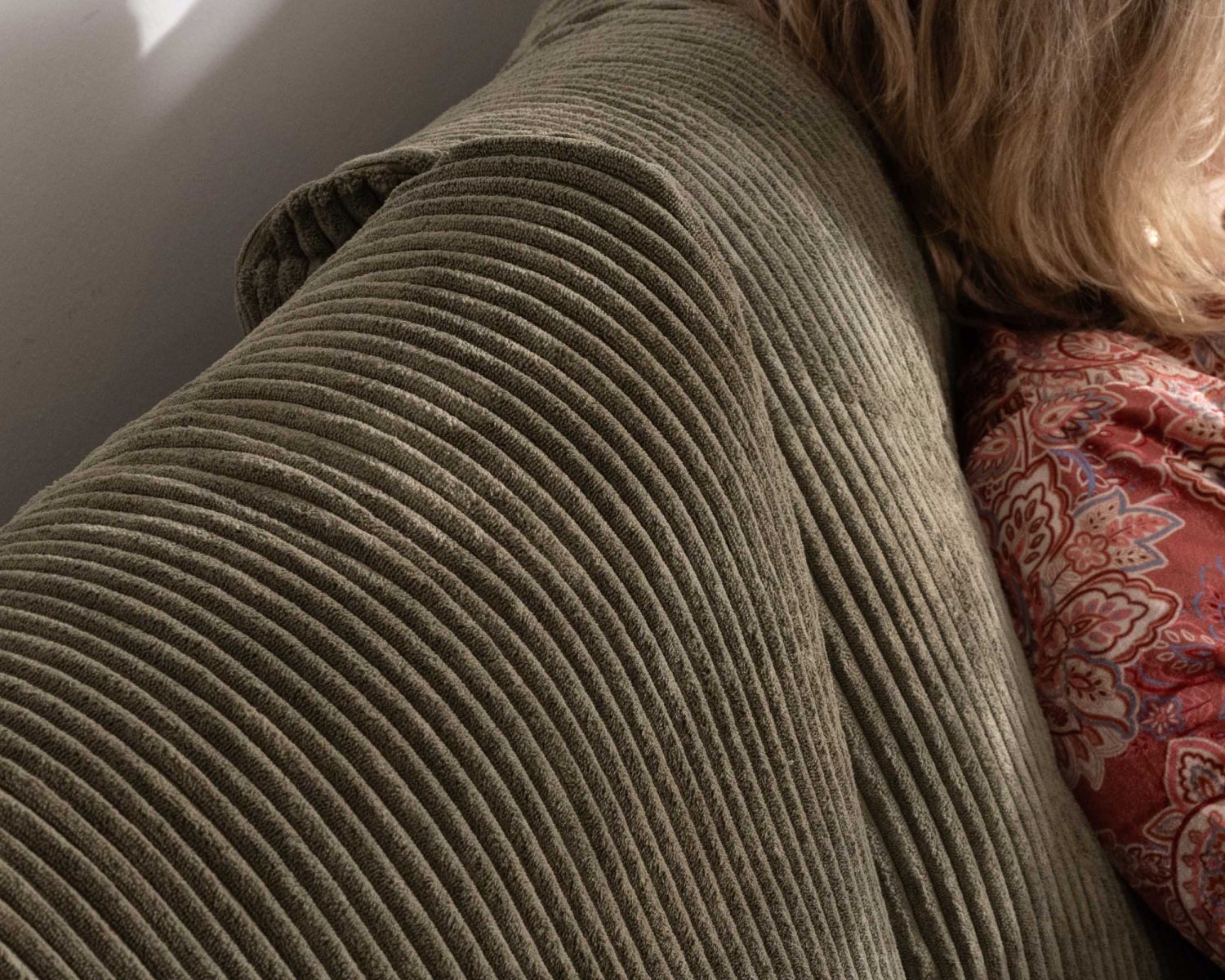 Grand canapé confort en velours côtelé kaki avec ottoman carré modulaire "Tuléar"