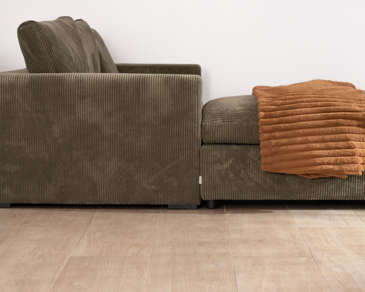 Grand canapé confort en velours côtelé kaki avec ottoman carré modulaire "Tuléar"