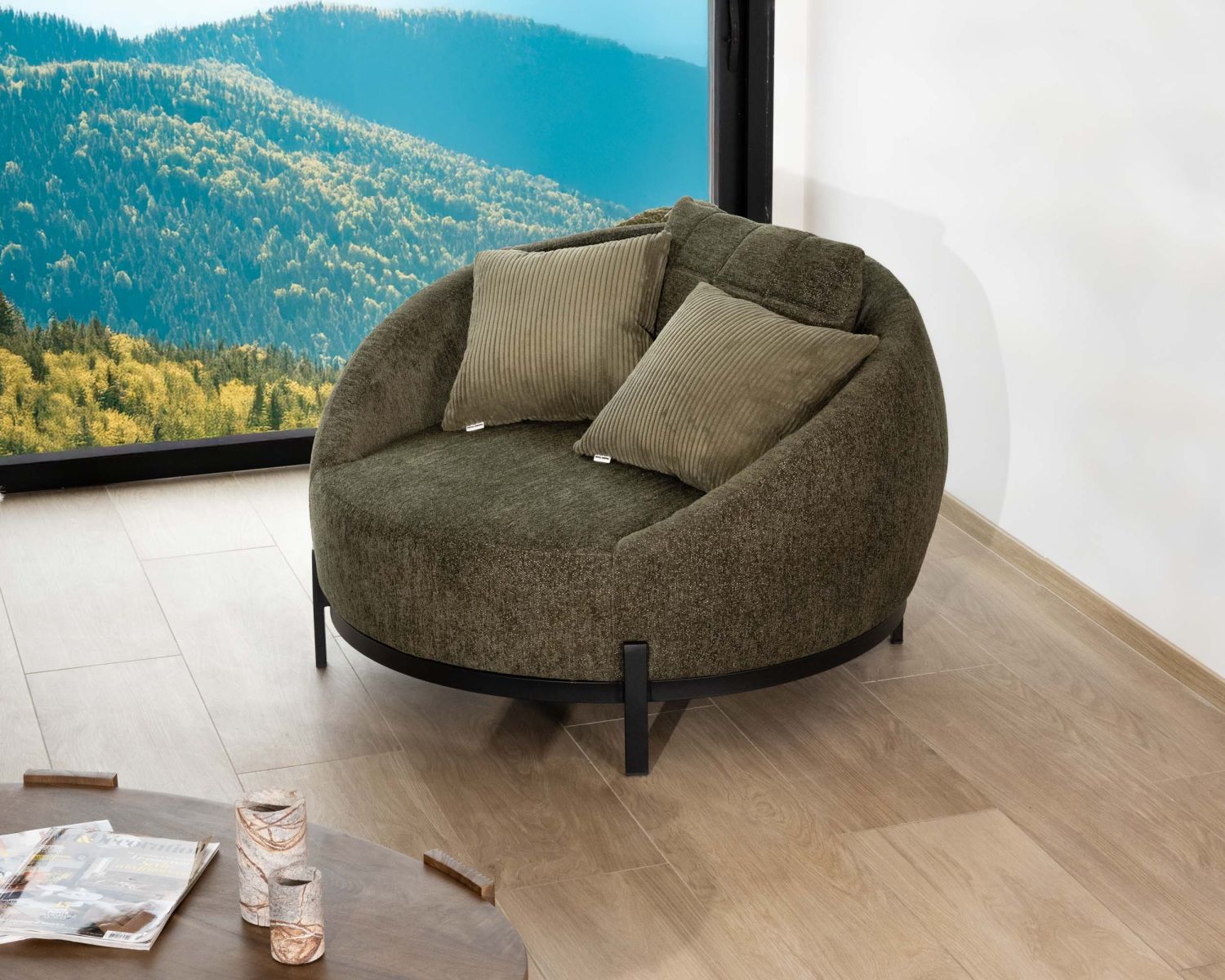 Chauffeuse ronde XL ultra confort en tissu bouclette vert kaki "Sweet Culture" avec déclinaison de coussins