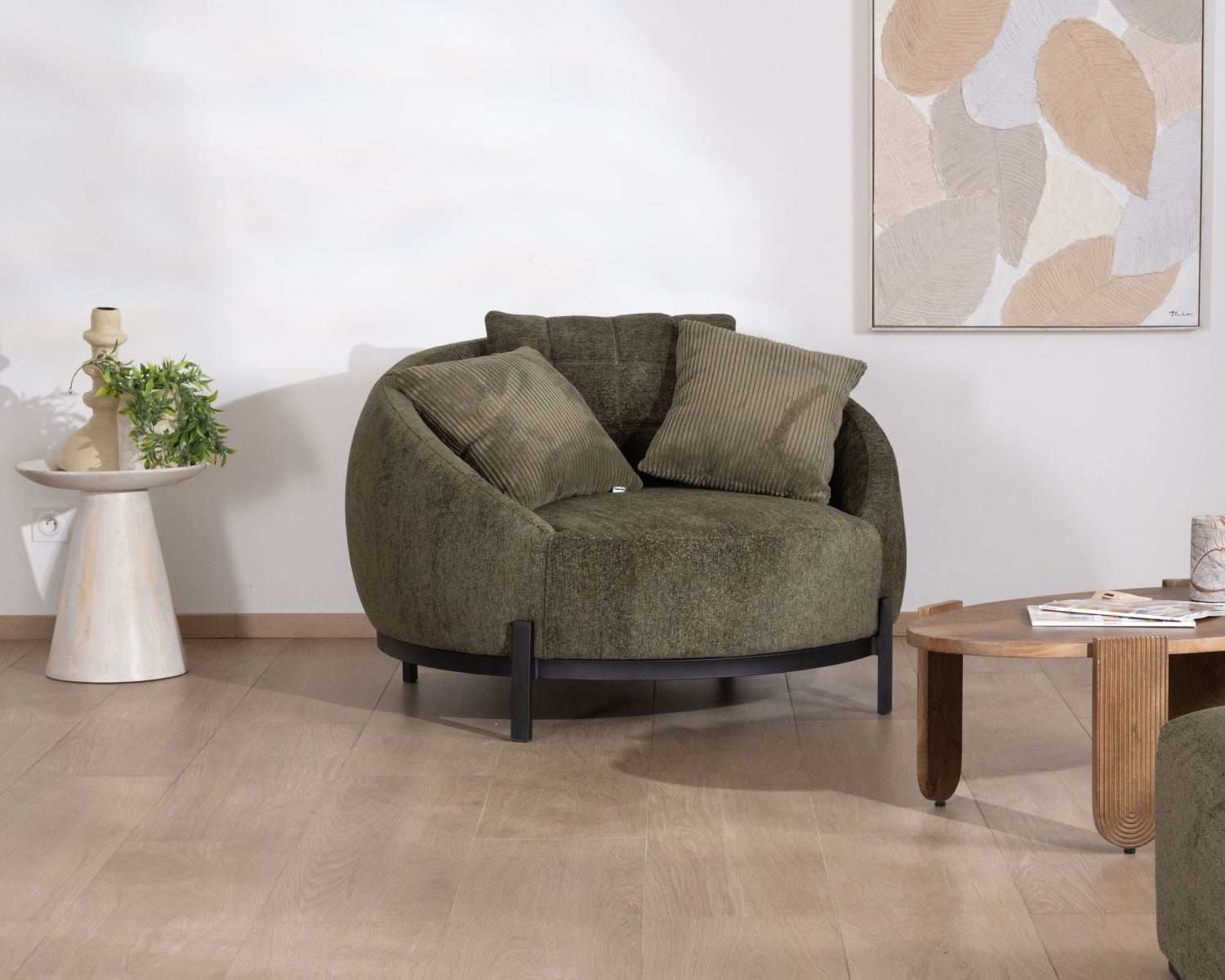 Chauffeuse ronde XL ultra confort en tissu bouclette vert kaki "Sweet Culture" avec déclinaison de coussins