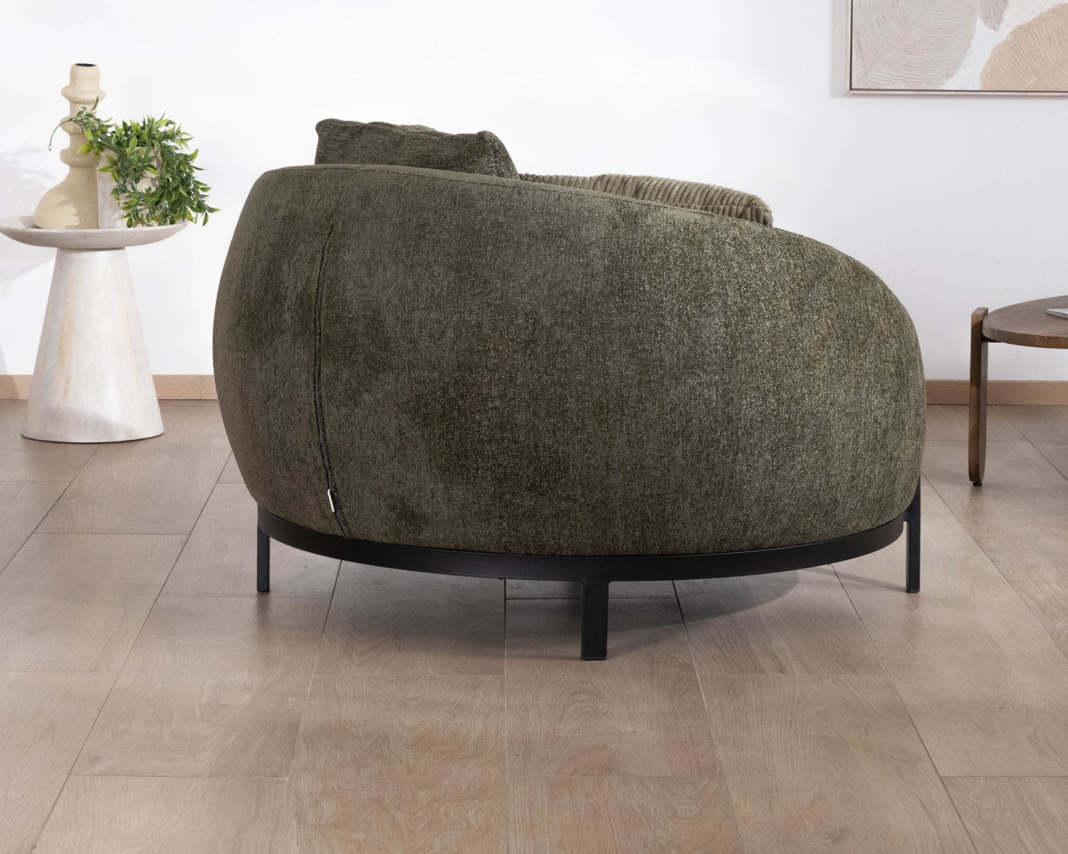 Chauffeuse ronde XL ultra confort en tissu bouclette vert kaki "Sweet Culture" avec déclinaison de coussins