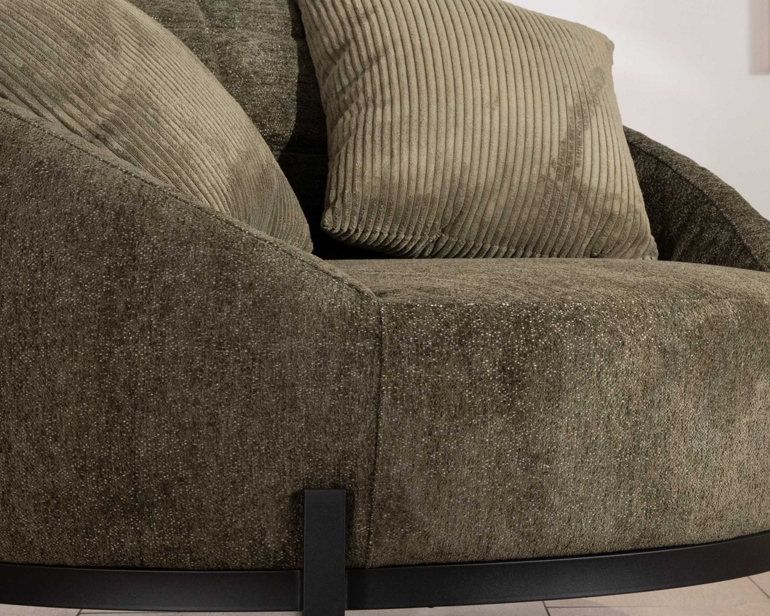 Chauffeuse ronde XL ultra confort en tissu bouclette vert kaki "Sweet Culture" avec déclinaison de coussins