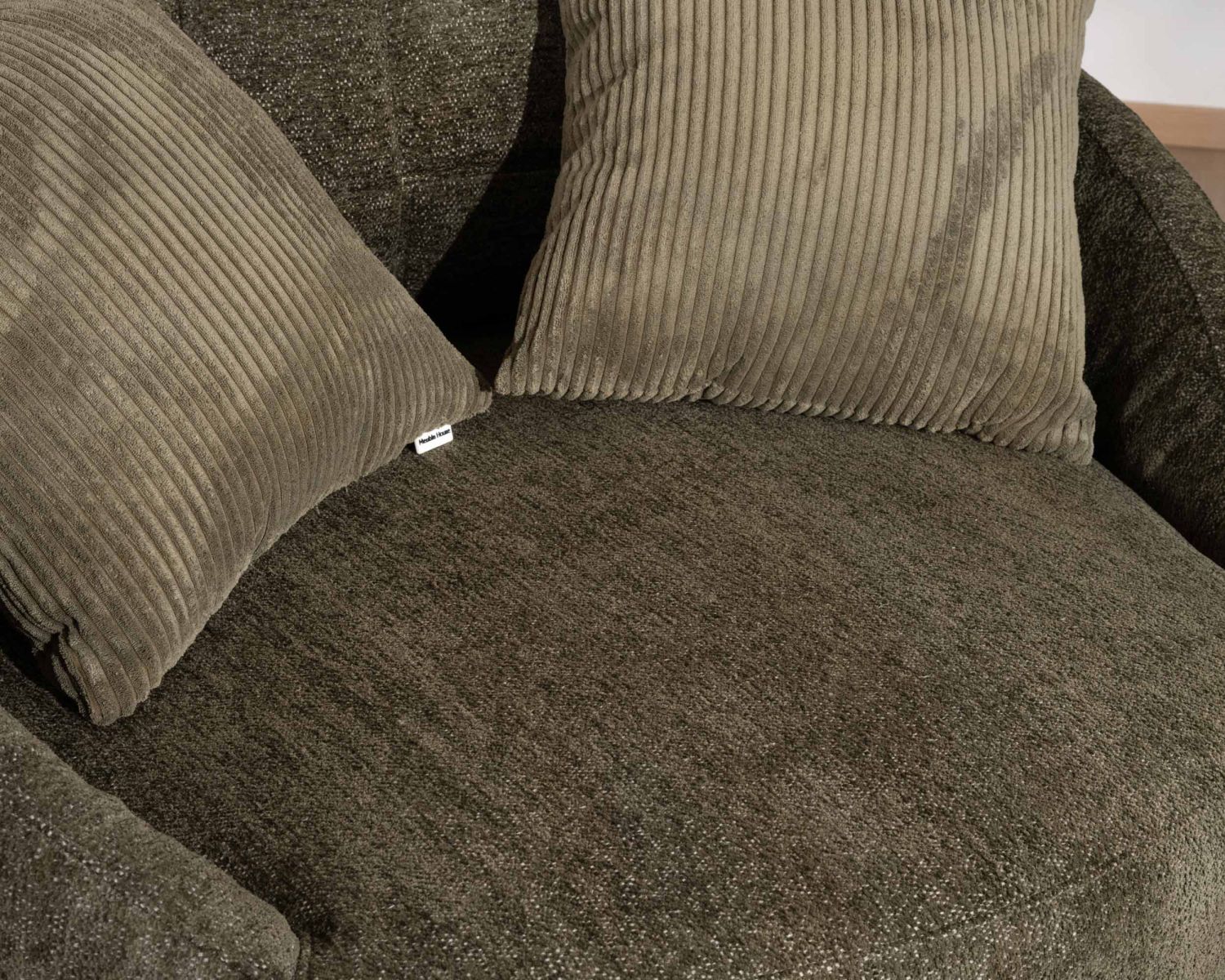 Chauffeuse ronde XL ultra confort en tissu bouclette vert kaki "Sweet Culture" avec déclinaison de coussins