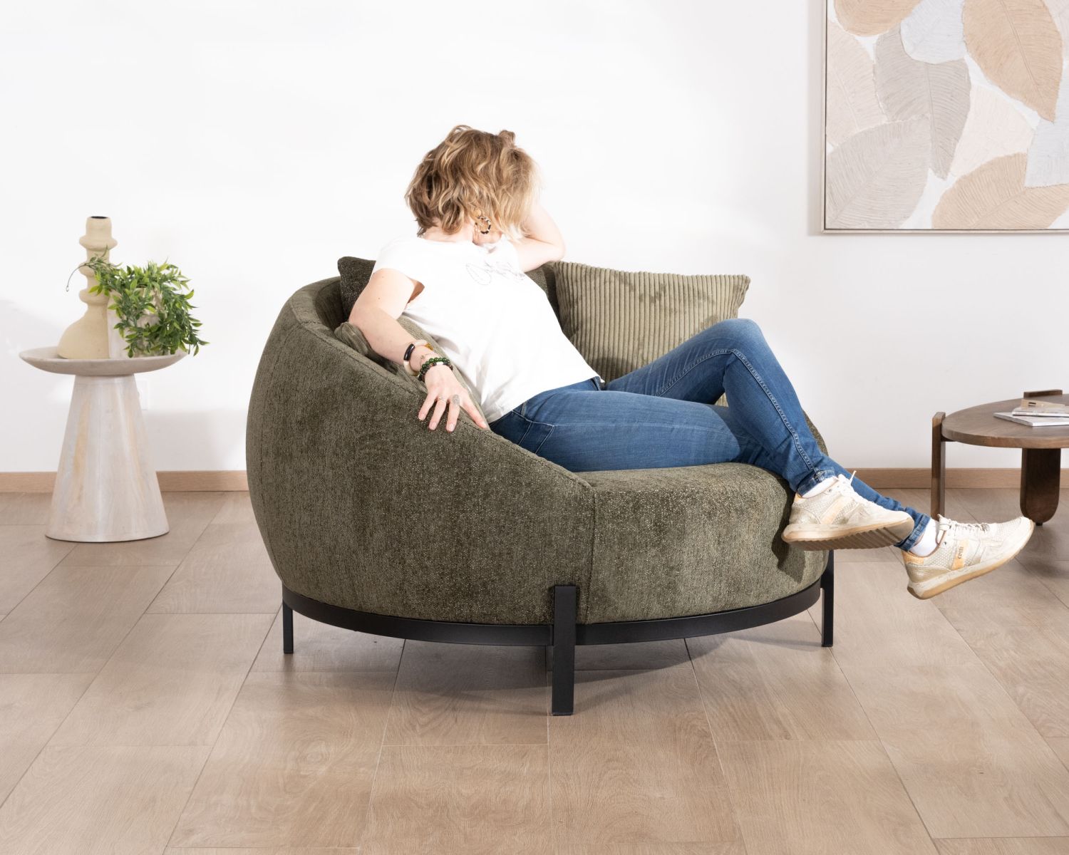 Chauffeuse ronde XL ultra confort en tissu bouclette vert kaki "Sweet Culture" avec déclinaison de coussins