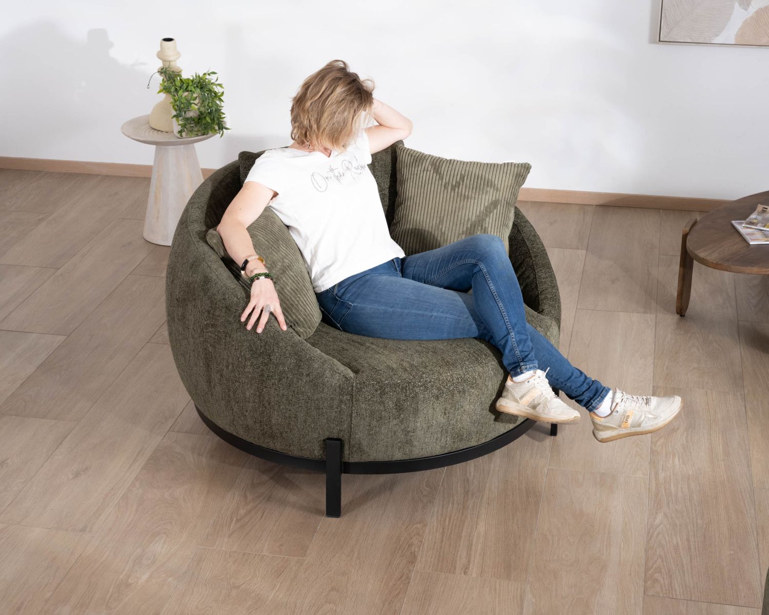 Chauffeuse ronde XL ultra confort en tissu bouclette vert kaki "Sweet Culture" avec déclinaison de coussins