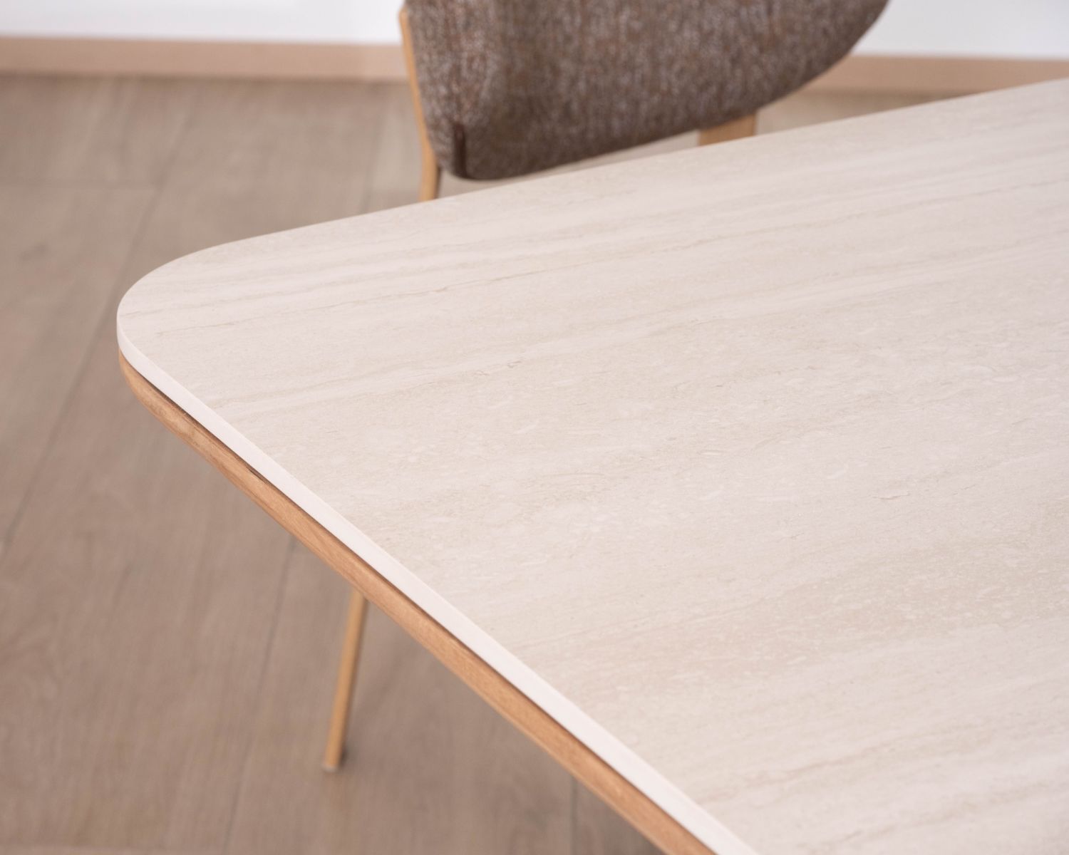 Table de jardin 240 cm en teck massif plateau céramique effet travertin "Avenor" piètement étoile