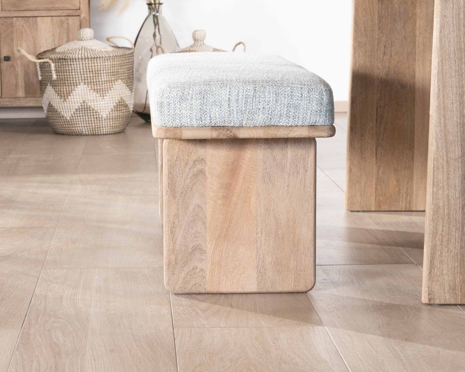 Banc élégant et confortable 120cm en manguier et assise rembourrée tissu gris chiné "Maestro"