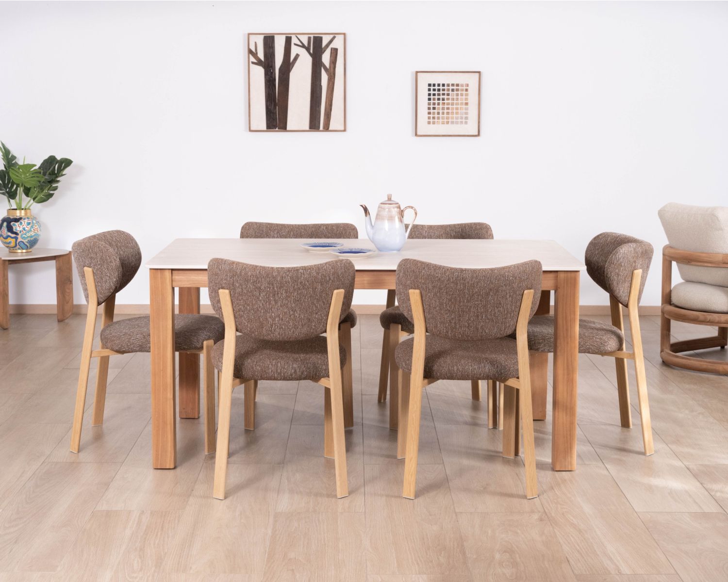 Table de repas esprit campagne chic "Arvik" en teck massif et céramique effet travertin 160 cm