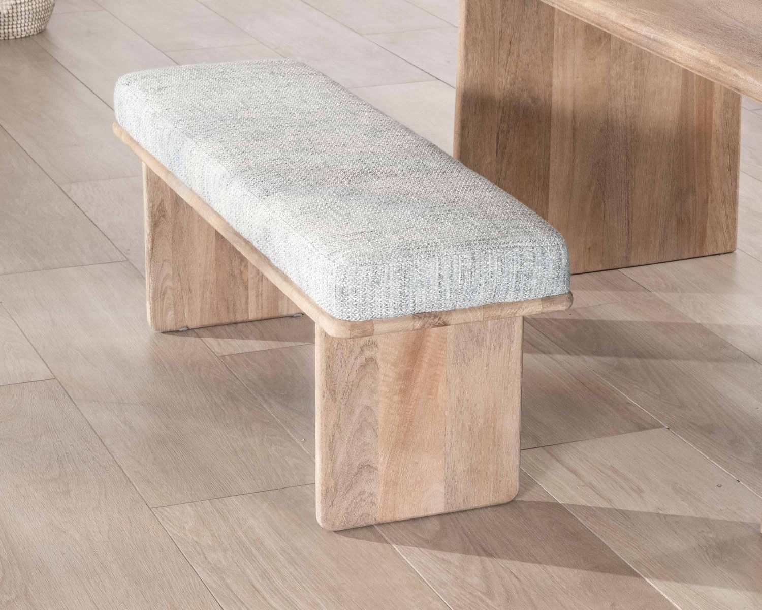 Banc élégant et confortable 120cm en manguier et assise rembourrée tissu gris chiné "Maestro"