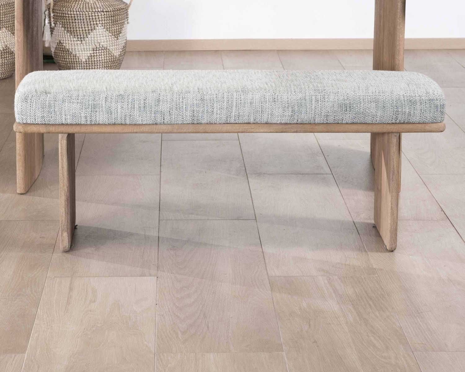 Banc élégant et confortable 120cm en manguier et assise rembourrée tissu gris chiné "Maestro"