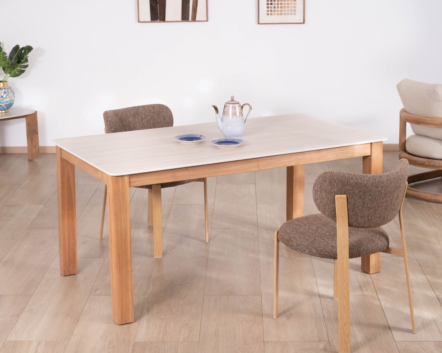 Table de repas esprit campagne chic "Arvik" en teck massif et céramique effet travertin 160 cm