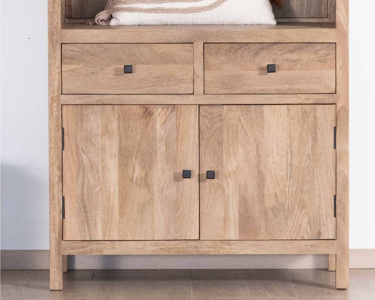 Buffet haut en manguier massif finition sablée largeur 87cm "Maestro"