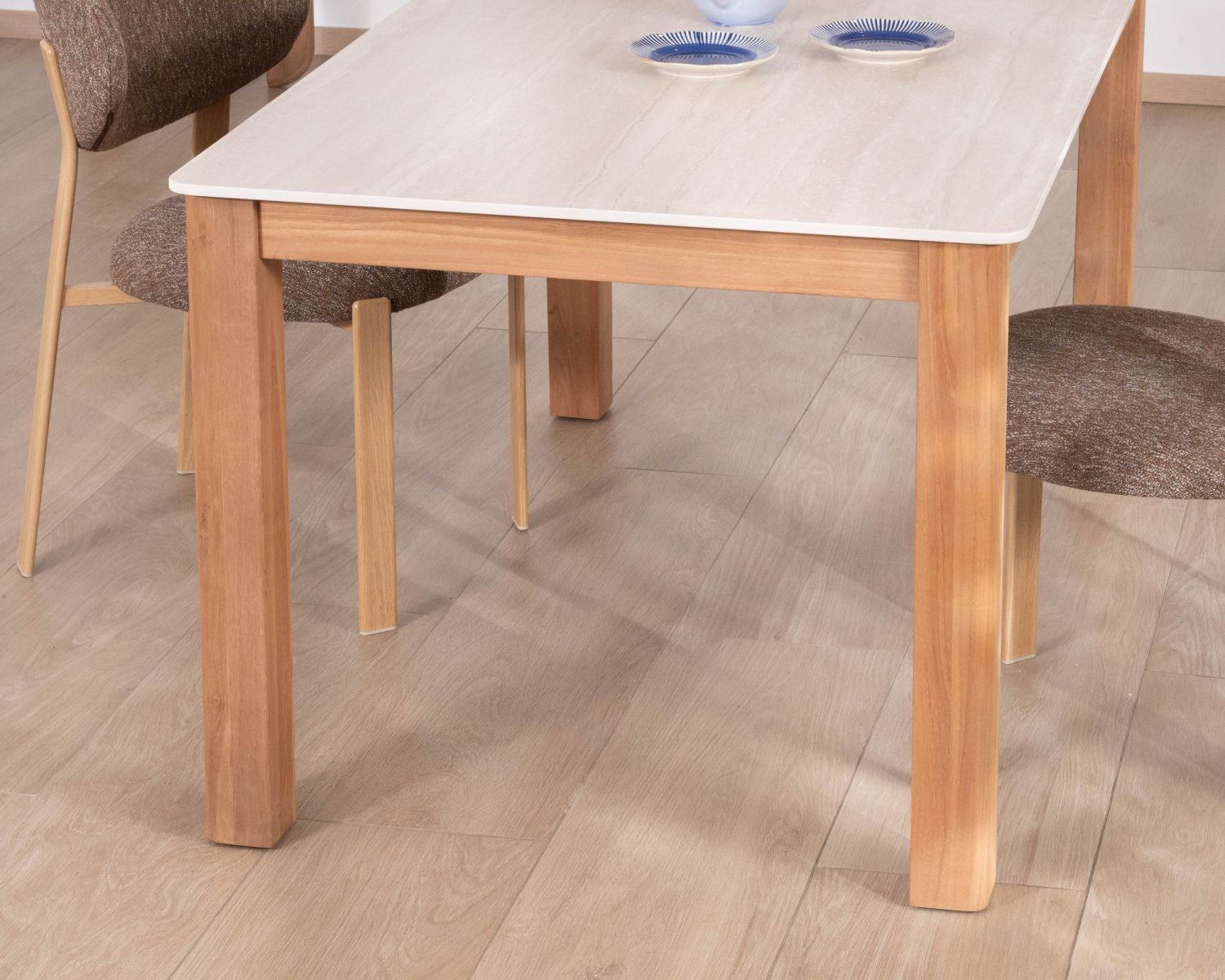 Table de repas esprit campagne chic "Arvik" en teck massif et céramique effet travertin 160 cm