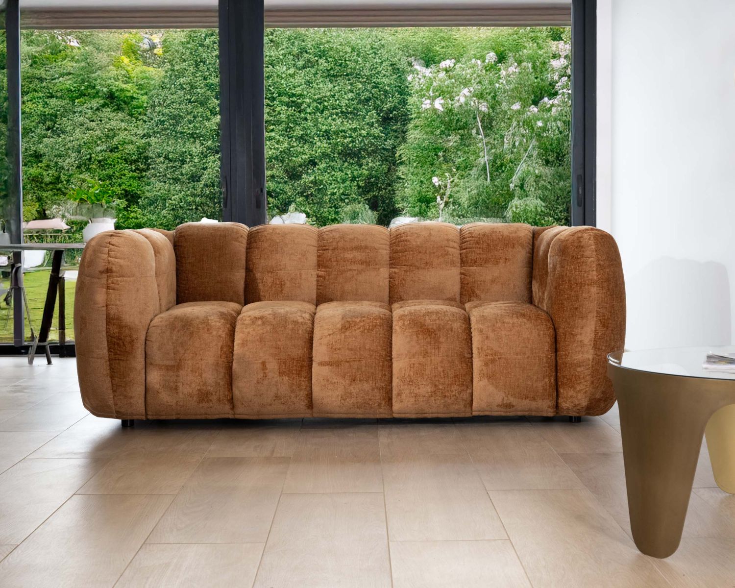 Canapé 3 places cocooning esprit rétro "Milow" en velours doux coloris ambré