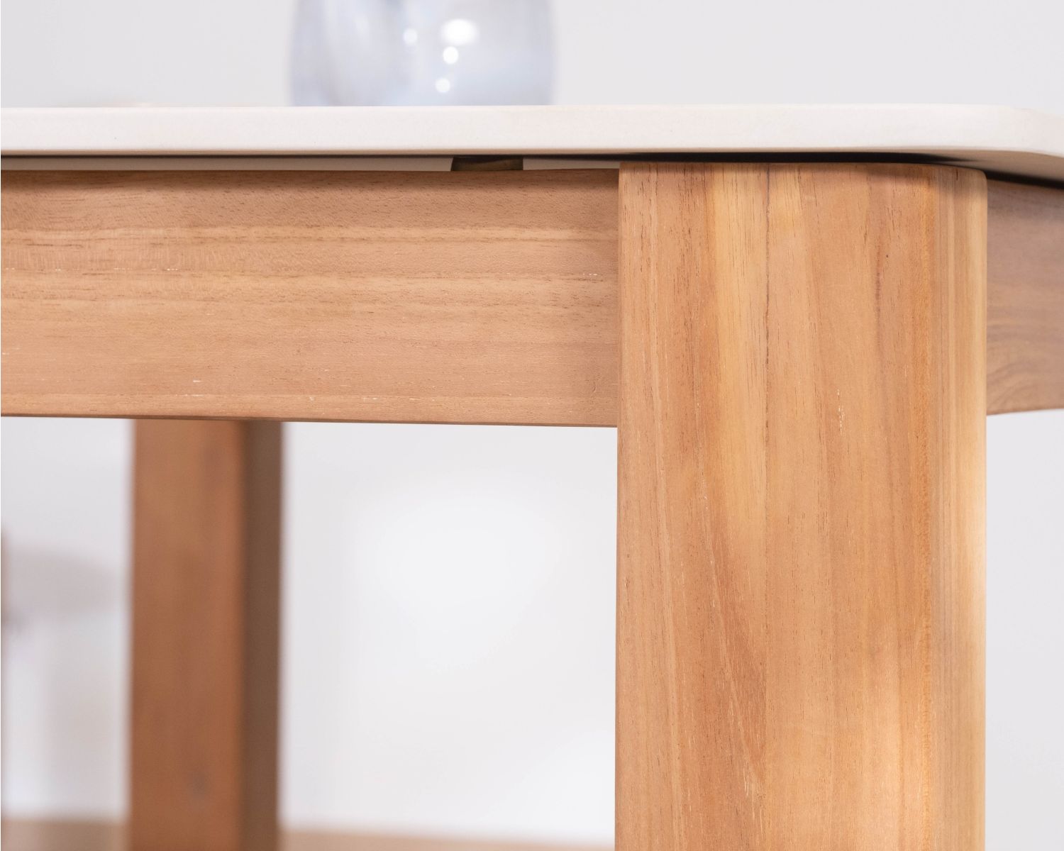 Table de repas esprit campagne chic "Arvik" en teck massif et céramique effet travertin 160 cm