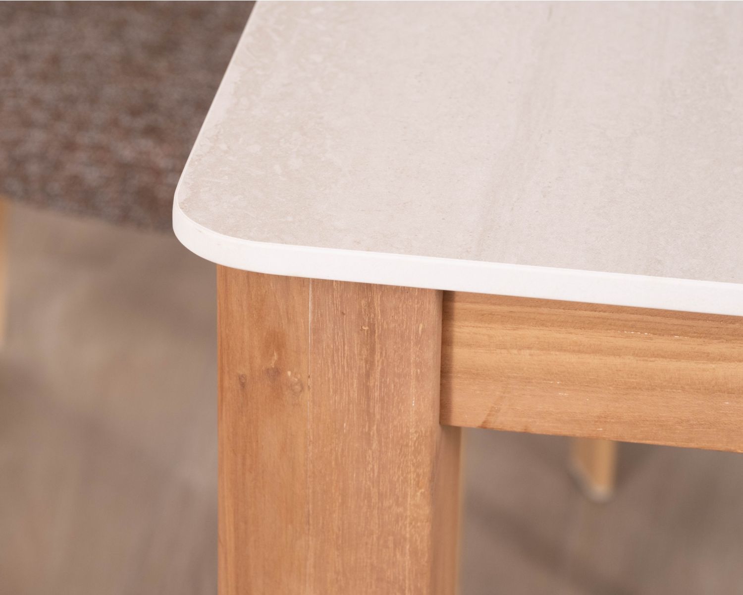 Table de repas esprit campagne chic "Arvik" en teck massif et céramique effet travertin 160 cm