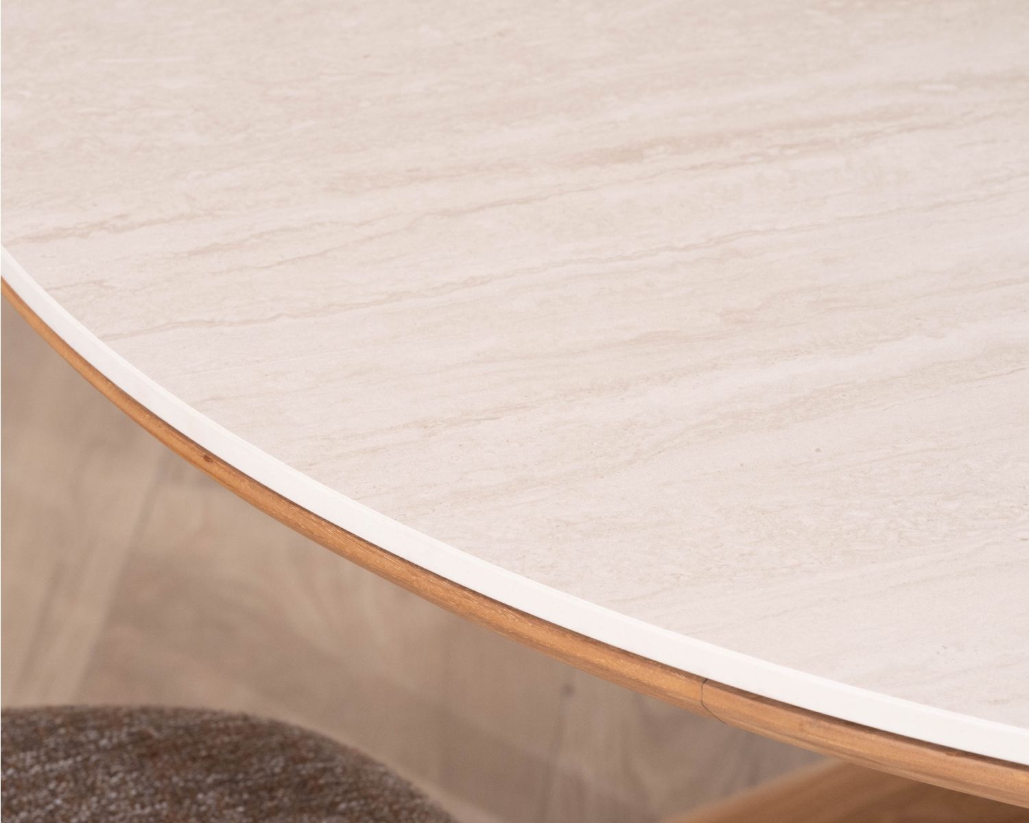 Table ronde intérieur ou extérieur 130 cm "Elsen" en teck massif plateau céramique effet travertin